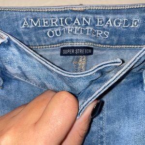 Light denim distressed skinny jeans 😎